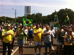 Protesto em Maringá pede o impeachment de Dilma Rousseff e o fim da corrupção no Brasil